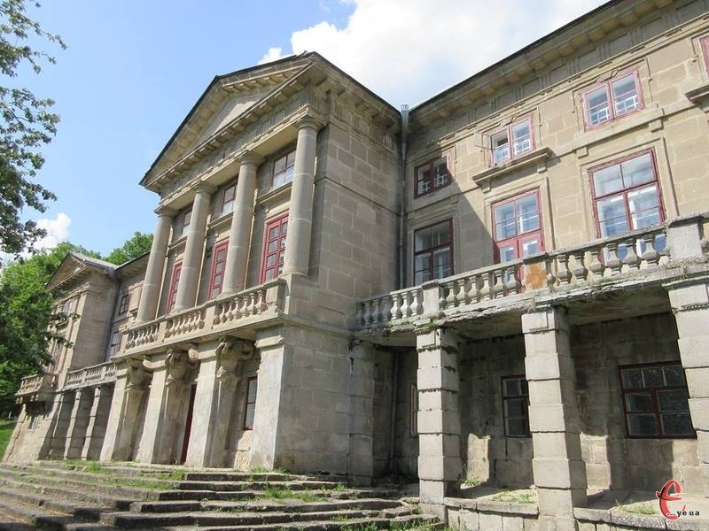 Палац, де нині розташований санаторій, зводили за планом відомого архітектора Мерліні у 1788 році