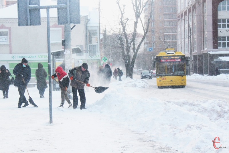 Цього інформаційного тижня на Хмельниччині тривали снігопади, через що автомобілі іноді потрапляли у снігові замети
