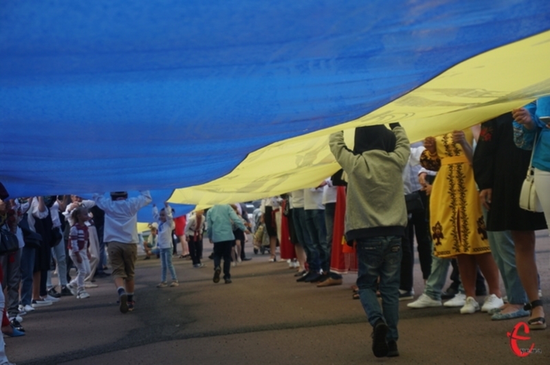 24 серпня у Хмельницькому пройшов парад вишиванок зі стометровим Прапором України