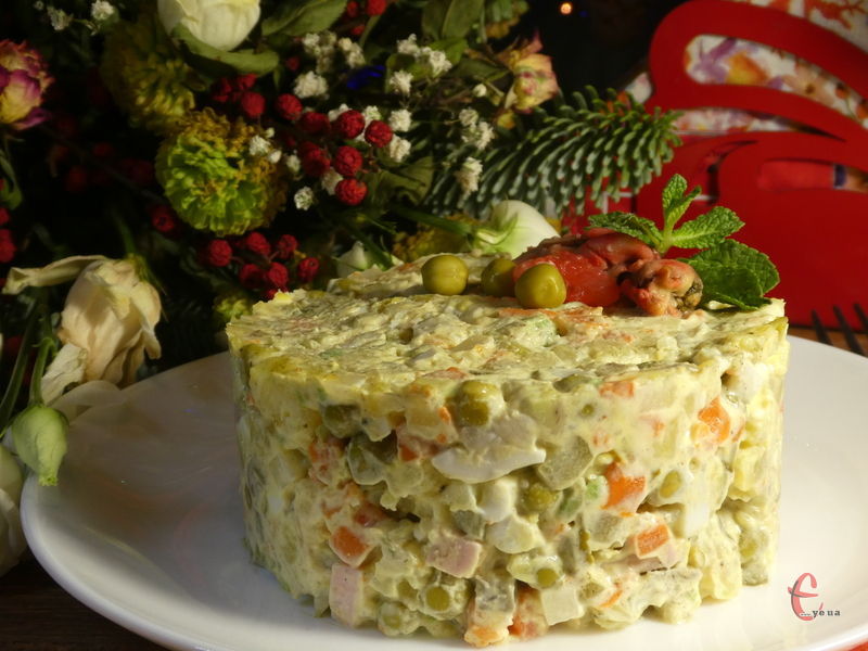 Оскільки «Олів’є» уже давно став для нас буденною стравою, то такий святковий варіант цього салату стане справжньою окрасою новорічного столу.