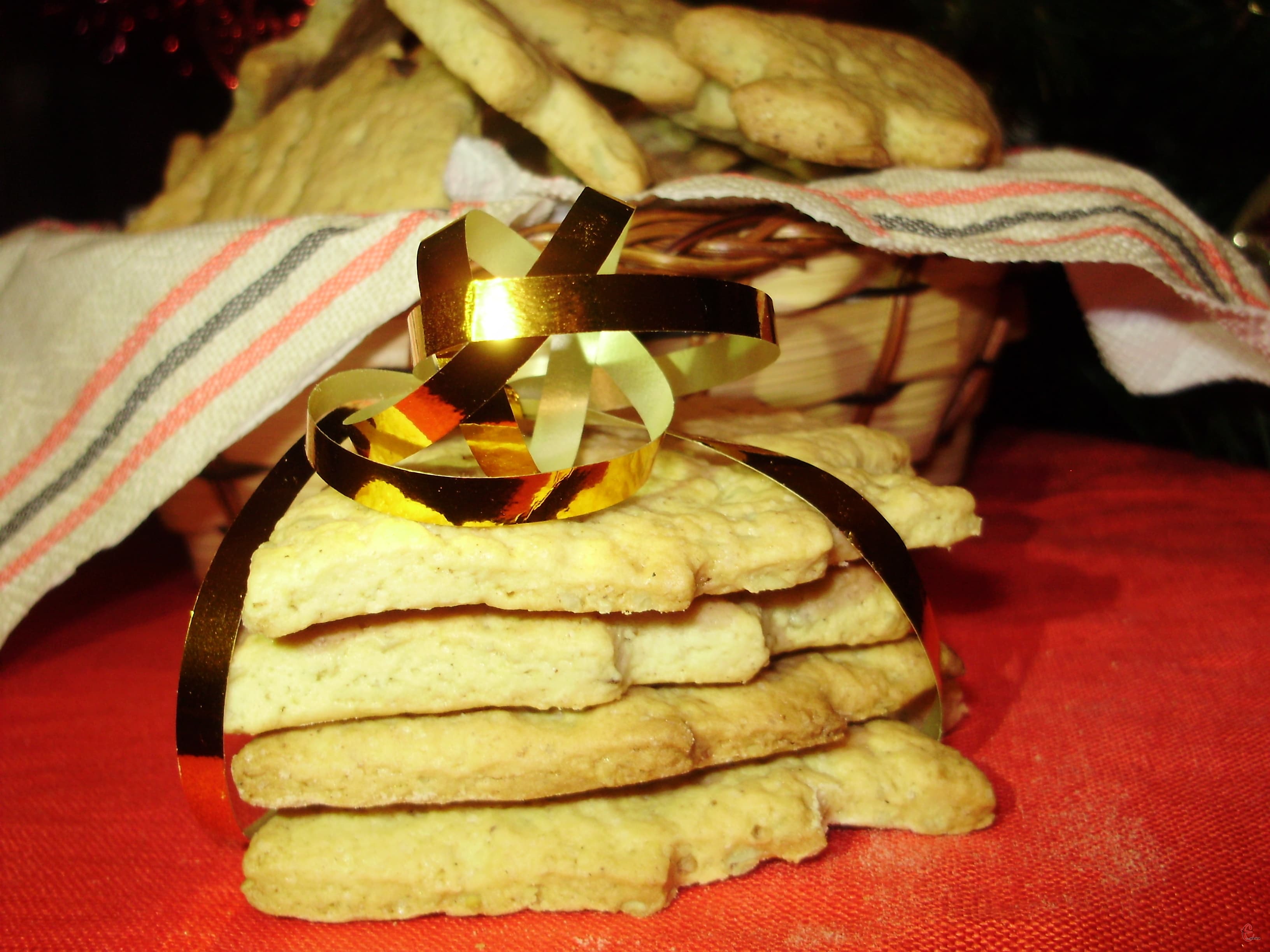 Якщо ж ви хочете прикрасити цим печивом ялинку, потрібно зробити отвори для стрічки у ще сирому тісті.