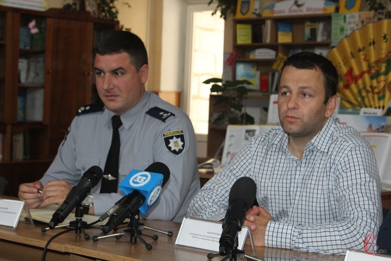 «На Хмельниччині вибори пройшли без серйозних порушень», — Андрій Попик (з правого боку)