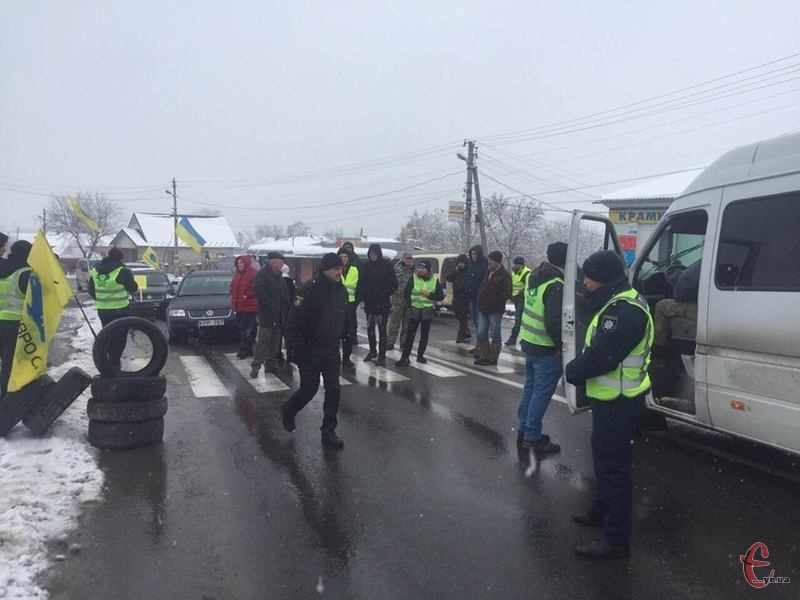 Протест водіїв на єврономерах у селі Жванець Кам