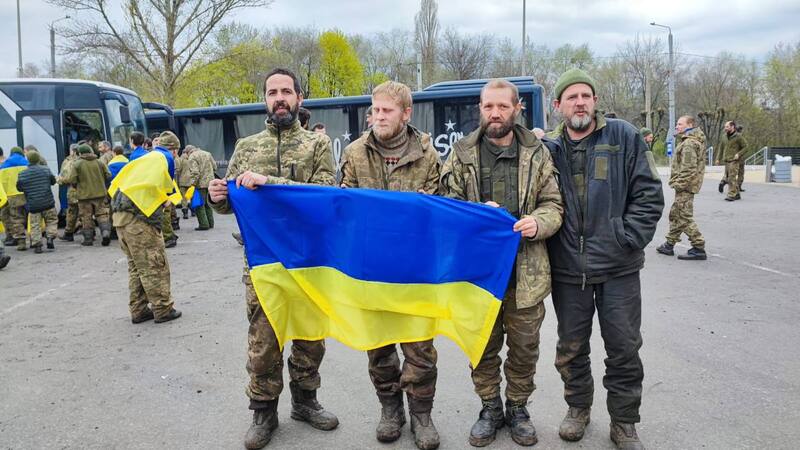 Ще 130 захисників України повертаються додому з полону