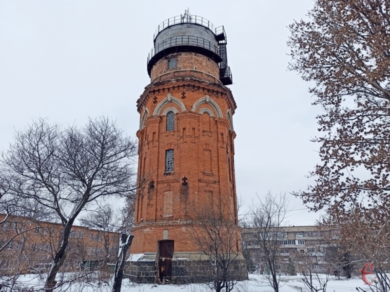 Водонапірна вежа збудована у 1910 році й нині перебуває у не найкращому стані
