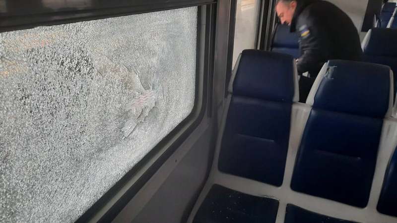 Попередньо пасажир травмувався розбитим віконним склом