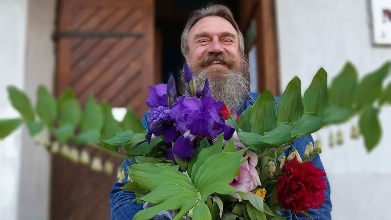Саме так, з квітами, іноді зустрічає гостей комендант Меджибізької фортеці Олег Погорілець
