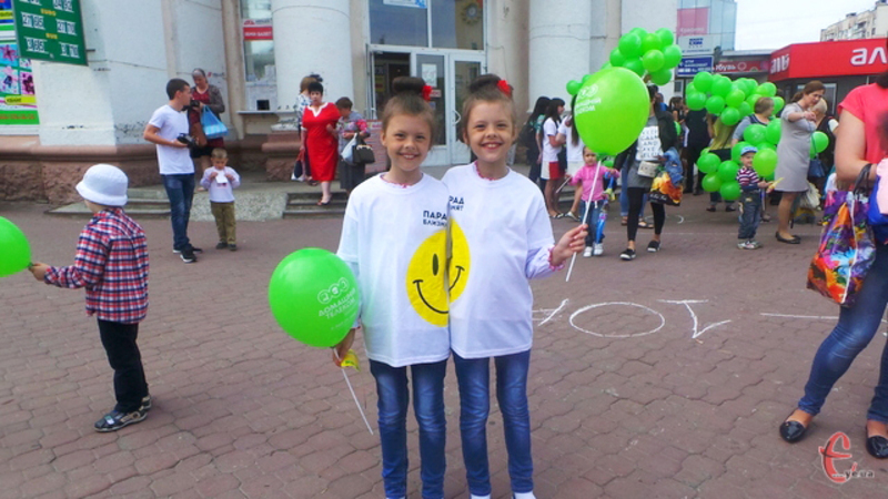 Щороку наприкінці травня вулицею Проскурівською крокують хмельницькі близнята та двійнята