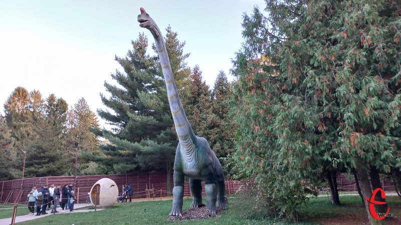 Роботизовані динозаври розташували у парку Чекмана