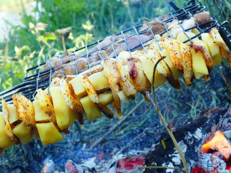 Картопля з копченим салом на шампурах – страва, яка готується елементарно, а смакує на відмінно!