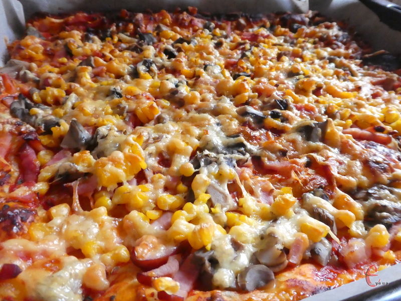 Піца з готового магазинного тіста буде такою ж смачною, як і піца з італійського ресторану.