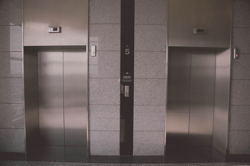 Під час повітряної тривоги ліфтами користуватися заборонено