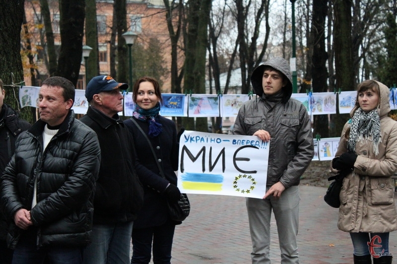 Листопад 2013-го... мирне зібрання в Хмельницькому. А потім, до прикладу, Ігор Чернецький (ліворуч у чорній куртці) вирушить у Київ, де в лютому 2014-го отримає важкі поранення