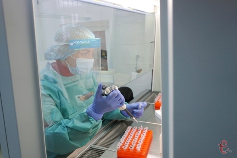Кореспонденти сайту «Є» дізналися, як нині у Хмельницькому лабораторному центрі проводять ПЛР-тести на коронавірус