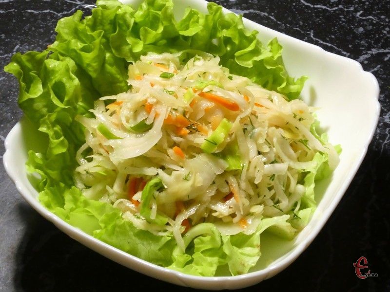 «Квашена капуста + селера» - це смачний, легкий, корисний та простий салат, який урізноманітнить пісне меню. 