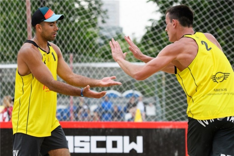 Сергій Попов (ліворуч) та Олексій Денінин виграли другий поспіль тур чемпіонату України з пляжного волейболу