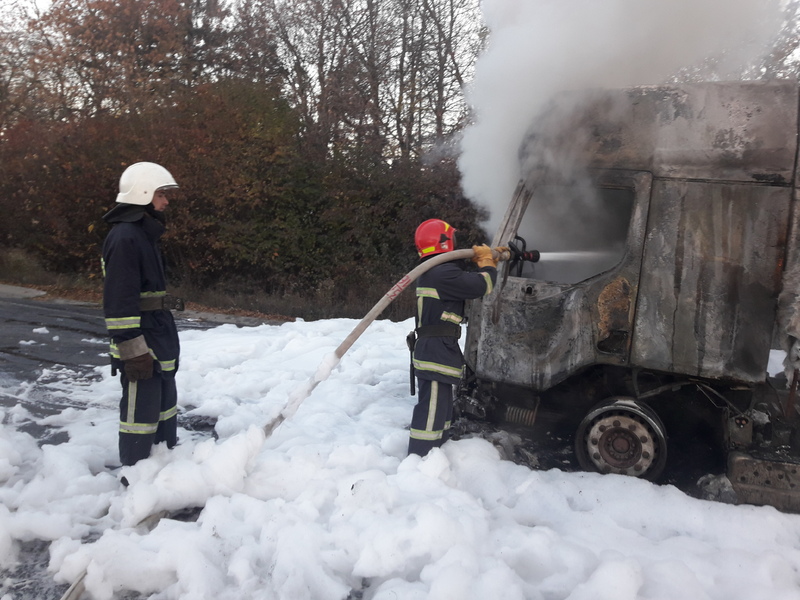 Рятувальники ліквідували пожежу вантажного автомобіля