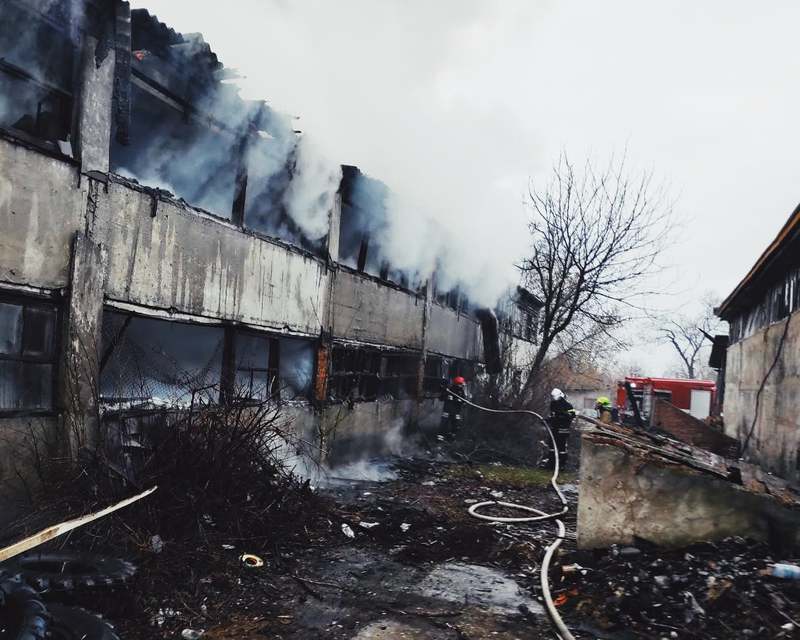 Вогонь встиг пошкодити покрівлю приміщення та дерев