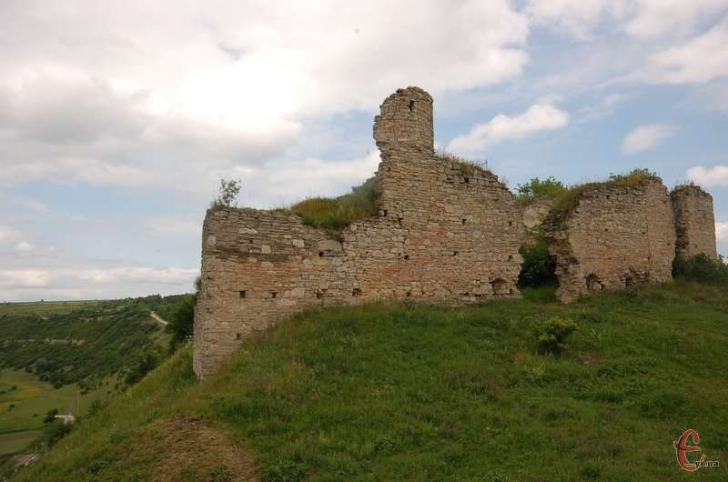 Замок у Чорнокозинцях височіє над урвищем