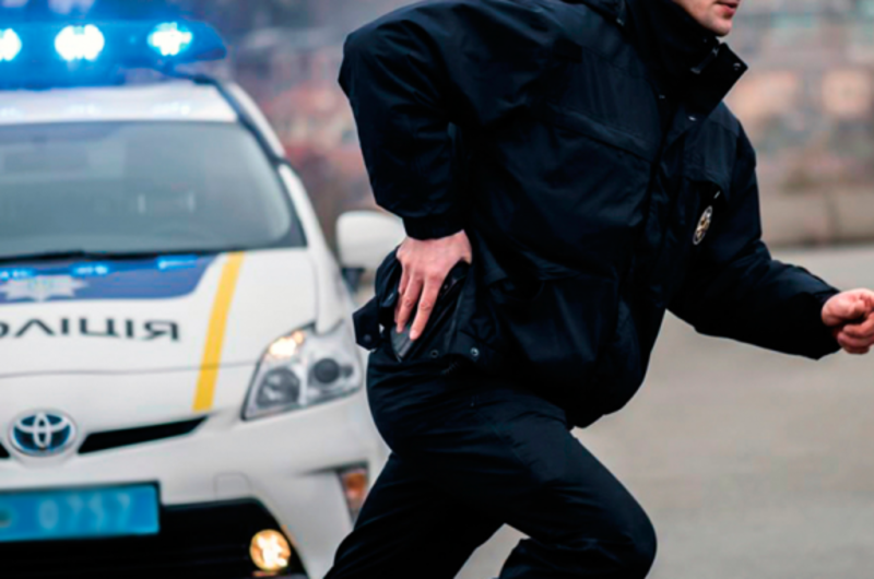 Поліцейському з Хмельниччини повідомлено про підозру у побитті громадянина та незаконному проникненні до його житла заради «розкриття» злочину