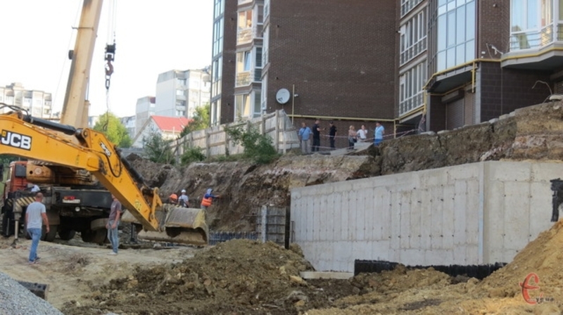 У Хмельницькому 19 серпня біля багатоквартирного будинку стався зсув ґрунту