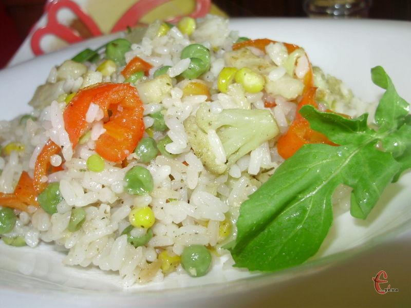 Такий рисово-овочевий мікс смакує у рази краще, ніж магазинний. Та й готувати його простіше простого. 
