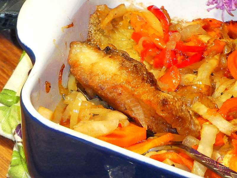 Рибка під овочами замінить і основну страву, і гарнір.