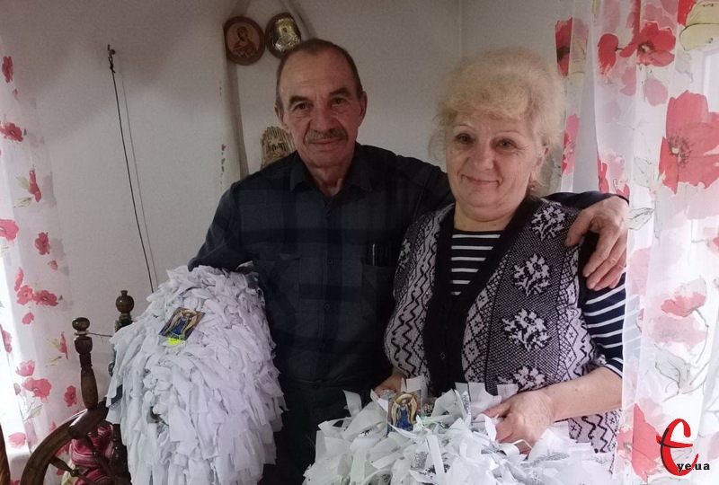 Нині Олександр Володимирович з Оленою Іванівною активно допомагають ЗСУ – щодня плетуть маскувальні сітки