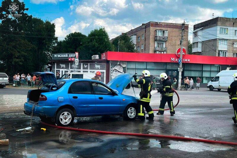 Рятувальники не допустили поширення вогню в салон автівки