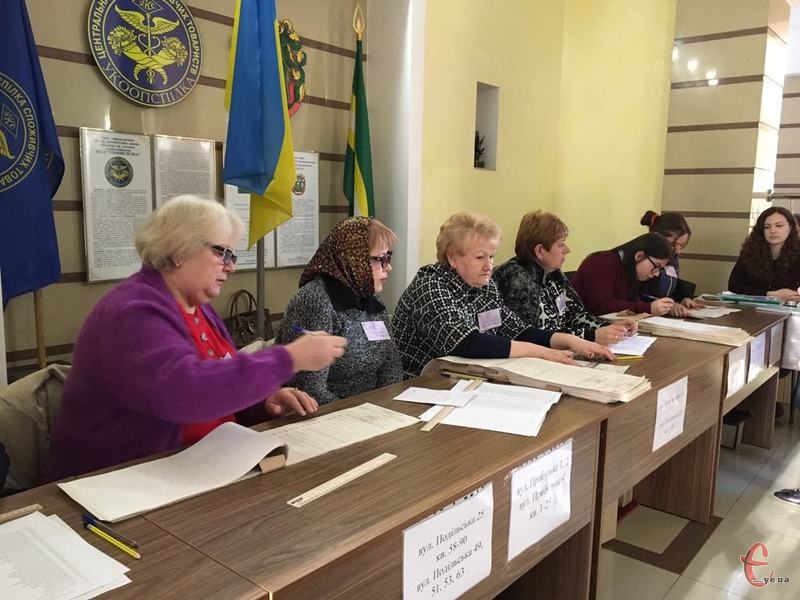 У Хмельницькому 31 березня не всі хмельничани змогли проголосувати, оскільки їх не було у списках виборців. Тепер вони можуть внести зміни до 15 квітня, щоб проголосувати 21 квітня