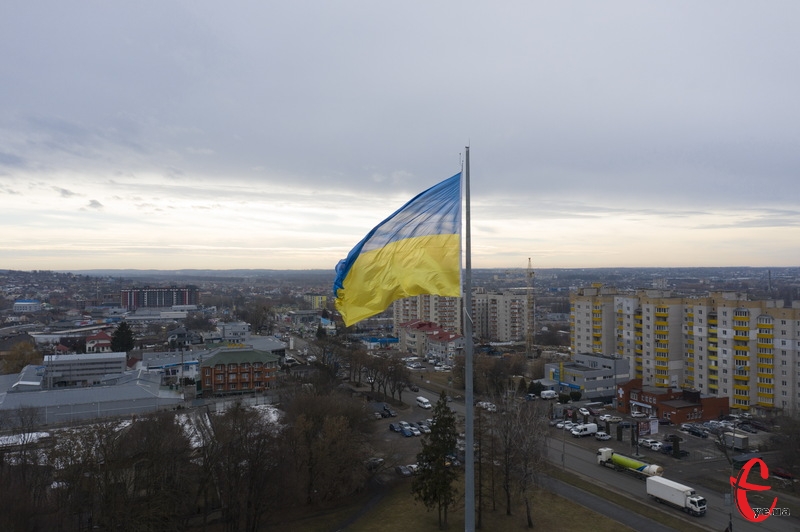 Синьо-жовтий стяг є символом незламності українців, які захищають свою землю, щоб будувати власне майбутнє