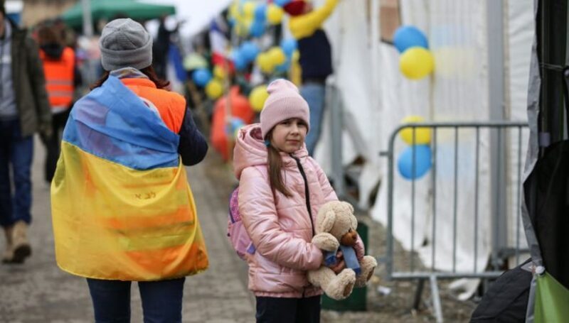 Нові зміни для українських біженців починають діяти в кількох країнах