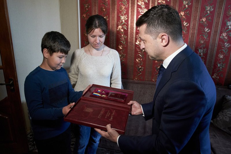 Президент зустрівся з родиною загиблого хмельницького спецпризначенця