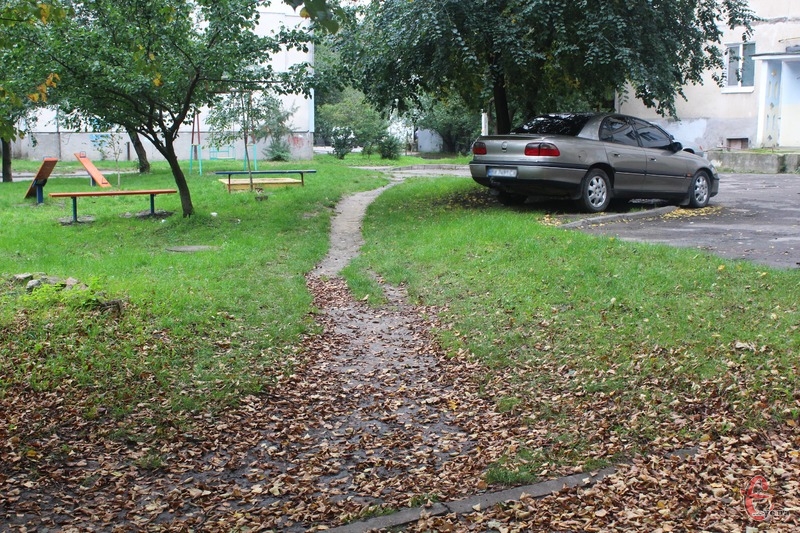 Жителі багатоквартирного будинку на вулиці Курчатова, 1-К кілька років просять управління ЖКГ викласти їм ґрунтову доріжку бруківкою