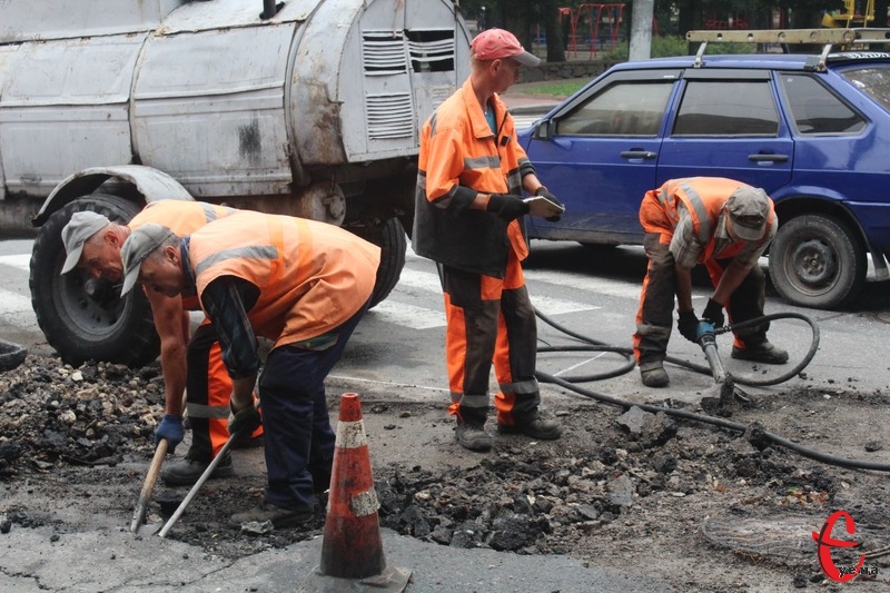 У Хмельницькому вже кілька днів тривають поточні ремонти деяких доріг