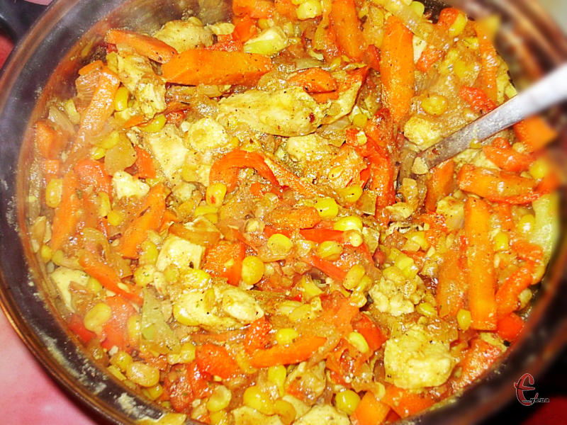 Рагу виходить трохи солодкуватим за рахунок моркви, кукурудзи та кориці. 