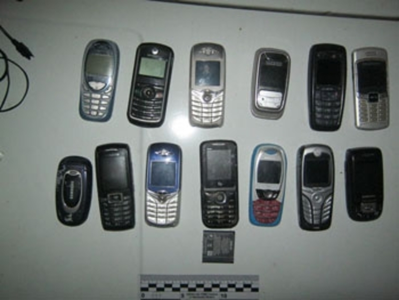 Під час обшуків знайшли 24 мобільних телефони і 7 сім-карт