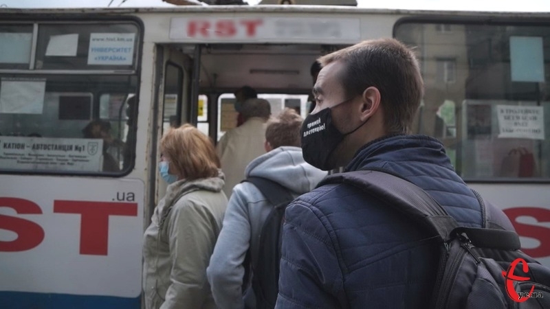 У міському громадському транспорті дозволили заповнювати пасажирами 50 відсотків місць для стояння