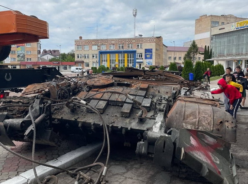Поява в центрі міста залишків знищеного російського танка спричинила дискусії в соцмережах