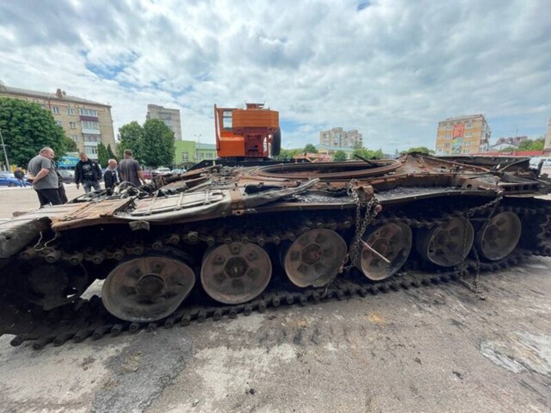 Розбитий танк у центрі Волочиська перебував добу
