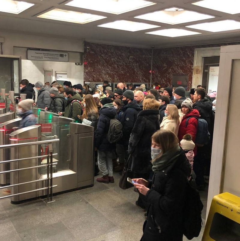 Черга в Московському метро, що виникла через те, що не працюють банківські карти Apple Pay та термінали 