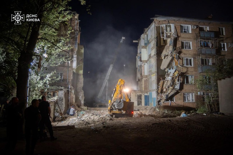 У житловому будинку в Києві, куди влучила російська ракета, загинули 14 людей..