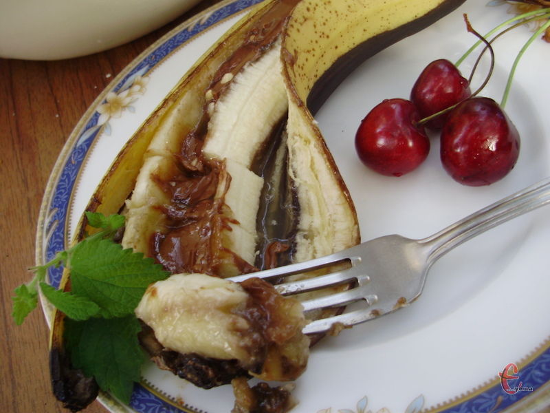Цей десерт можна приготувати у мікрохвильовці, прогрівши банан усього півтори хвилини. 