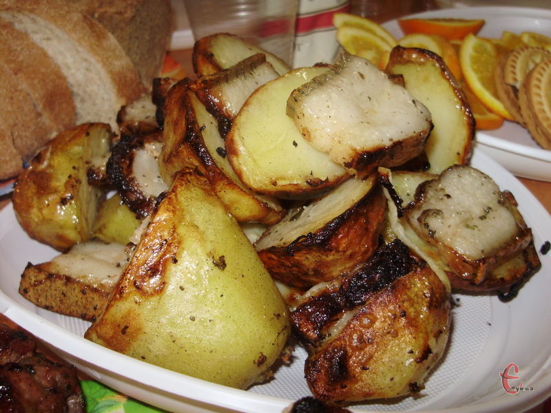 Зовні кільце картоплі виходить злегка зарум’яненим, трішки нагадує картоплю, запечену у вугіллі. В середині ж вона розсипчаста, ароматна, «з димком»! 