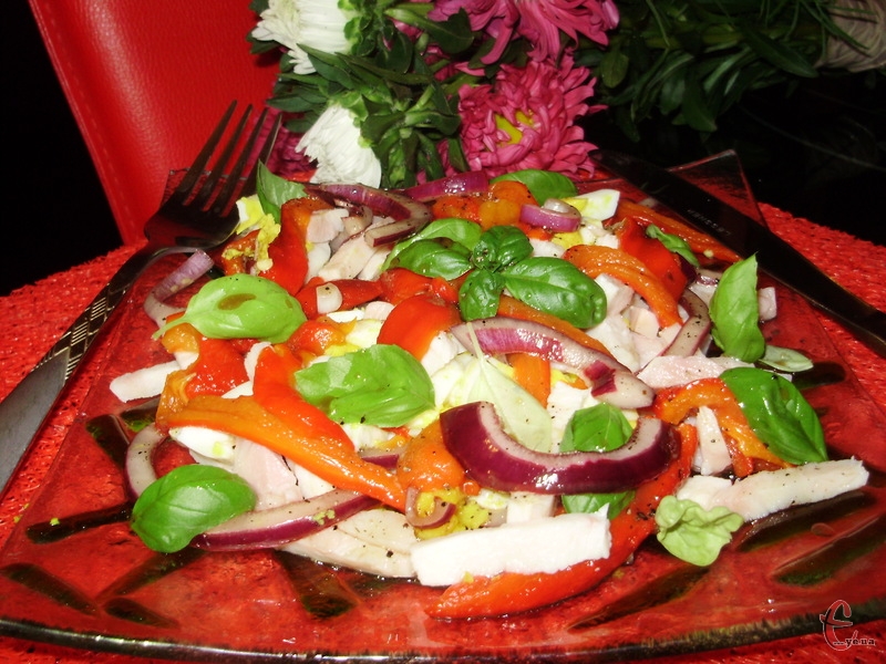 В печеному вигляді болгарський перець надає салатам неповторного смаку й пікантної нотки. 