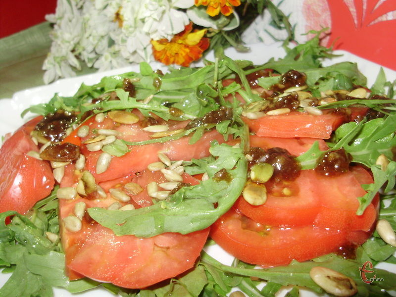 Основна привабливість і особливість цього салату – гарбузове та соняшникове насіння. 