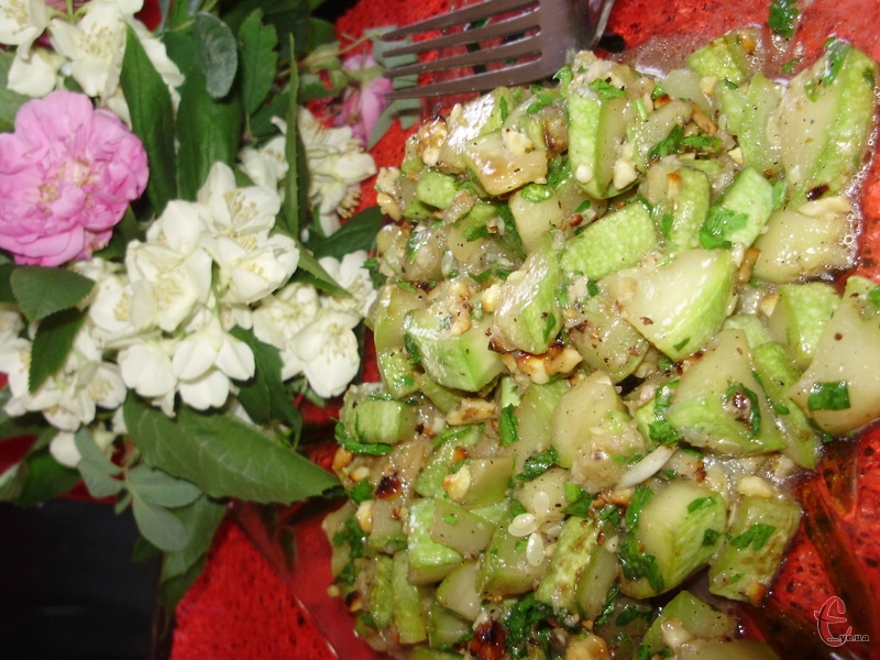 Кінза і горіхи надали салату пікантності й благородності, розфарбувавши пріснуваті кабачки своїми яскравими насиченими смаками.