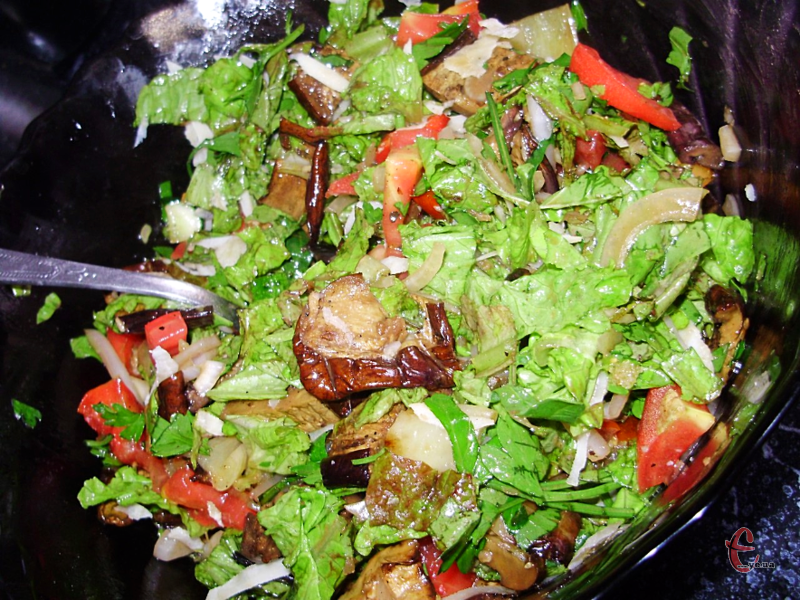 Простий, корисний, легкий і, головне, смачний салатик, який не вимагає багато часу на приготування.