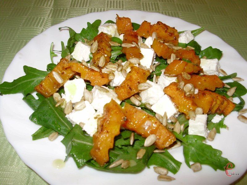 Цей мінімалістичний салат можна доповнити або урізноманітнити будь-якими обсмаженими горішками чи насінням гарбуза.