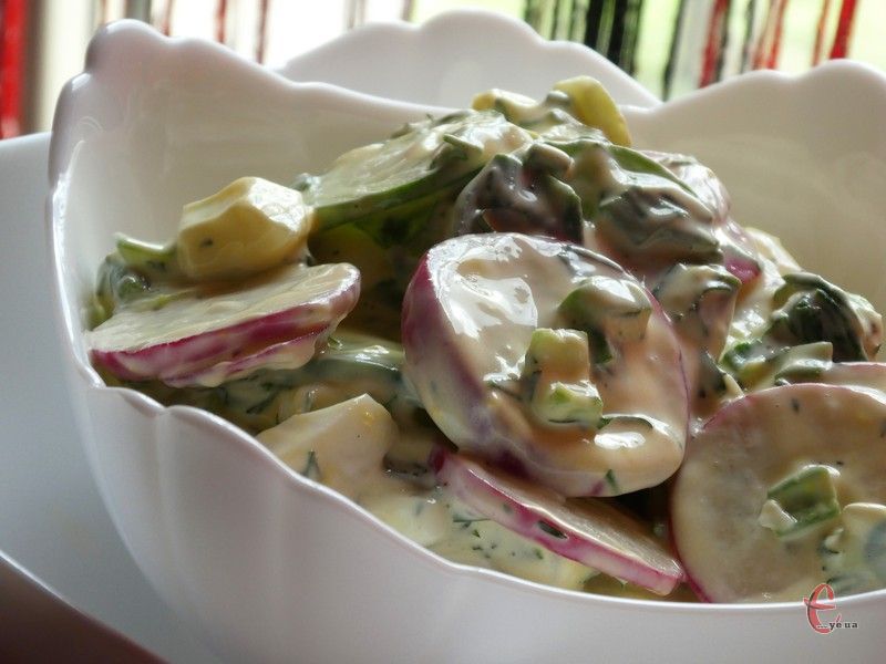 Смачний, корисний та дуже простий салат з редиски із нетрадиційною заправкою.